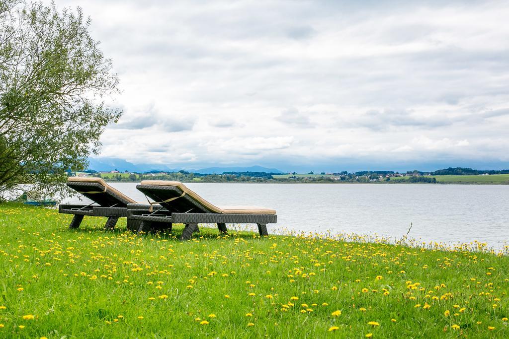 Hotel Seebrunn Am Wallersee Хенндорф-ам-Валлерзее Экстерьер фото