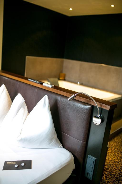 Hotel Seebrunn Am Wallersee Хенндорф-ам-Валлерзее Экстерьер фото