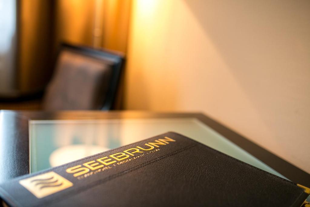 Hotel Seebrunn Am Wallersee Хенндорф-ам-Валлерзее Экстерьер фото